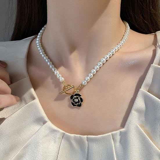 Black flower pearl necklace