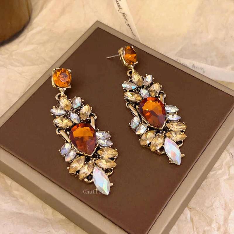 Palace earrings with ear hole