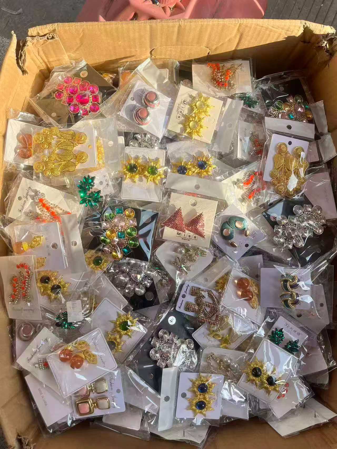 Pre-sale | Wholesale 100pcs High-end style earrings for women, popular on Instagram. Geometric earrings. Luxury ear accessories from Korea.