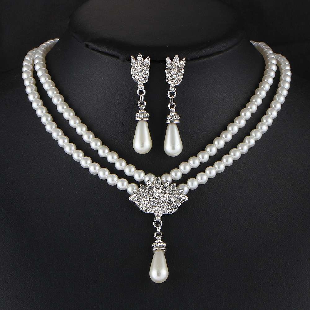 Queen pearl necklace and earrings set