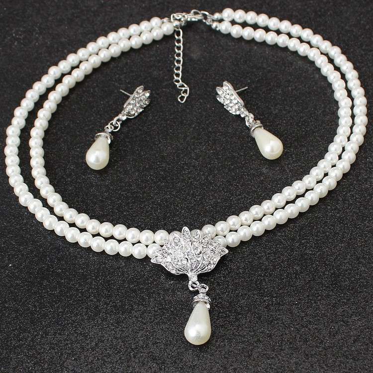 Queen pearl necklace and earrings set