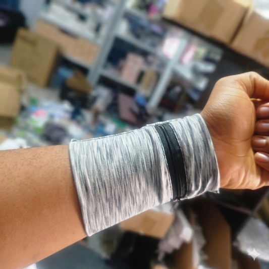Fitness wristband with a zipper pocket