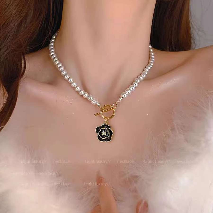 Black flower pearl necklace